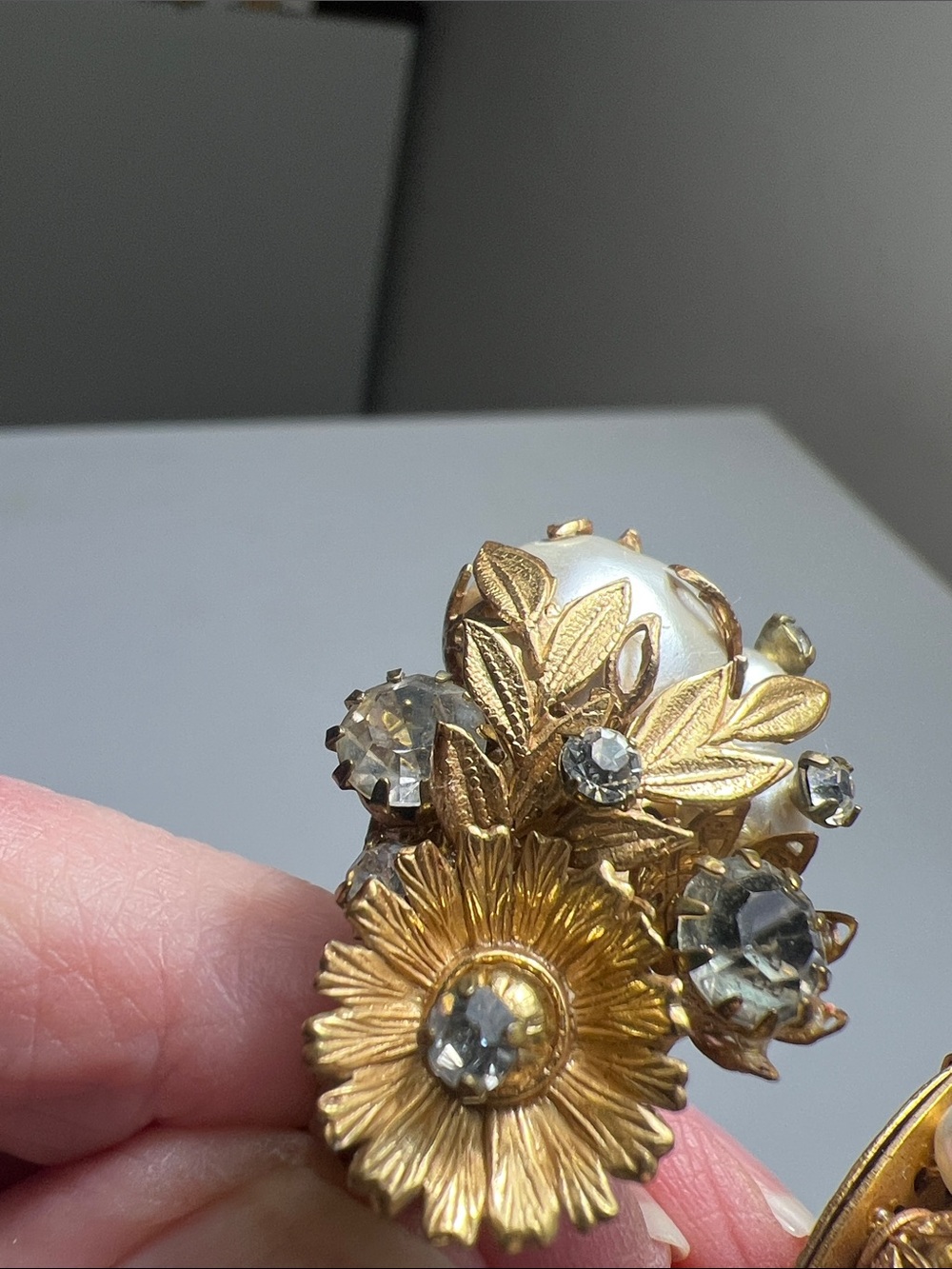 Elaborate Gold-Tone Pearl & Crystal Clip-On Earrings. Estate Vintage - Picture 8 of 14